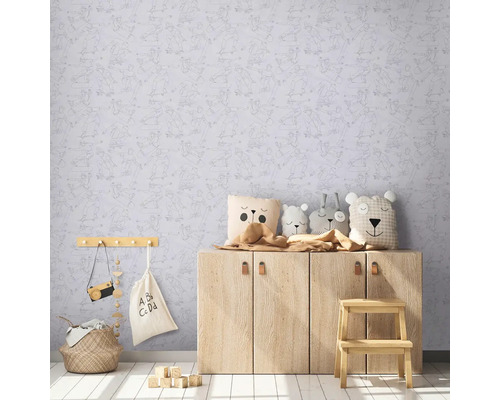 Chambre d''enfant avec papier peint à motif de skateboard, commode en bois et peluches