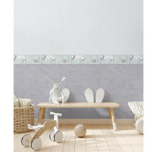 Chambre d''enfant avec bordure de papier peint avec des illustrations d''animaux, plancher en bois et jouets.