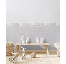 Chambre d''enfant avec bordure à motifs d''animaux, jouets et plancher en bois