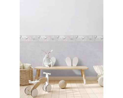 Chambre d''enfant avec bordure à motifs d''animaux, jouets et plancher en bois