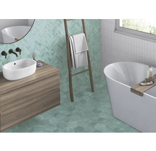 Salle de bains avec lavabo, baignoire, échelle et carreaux muraux et de sol de différentes formes