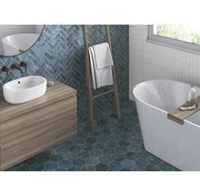 Salle de bains avec meuble-lavabo, baignoire, échelle porte-serviettes et carrelage mural et au sol