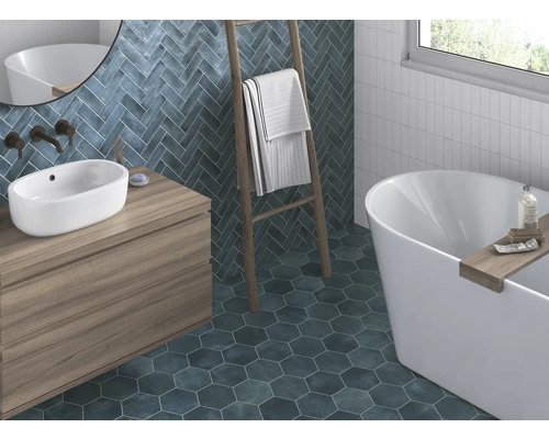 Salle de bains avec meuble-lavabo, baignoire, échelle porte-serviettes et carrelage mural et au sol