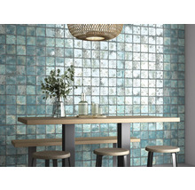 Intérieur décoratif avec carrelage mural, table en bois et tabourets de bar