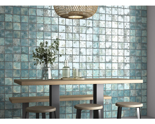 Intérieur décoratif avec carrelage mural, table en bois et tabourets de bar