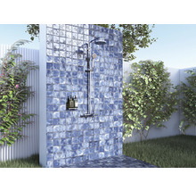 Douche extérieure avec mur carrelé dans un jardin