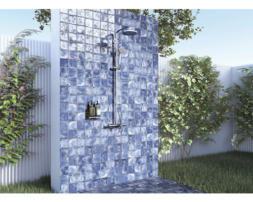 Douche extérieure avec mur carrelé dans un jardin