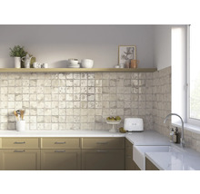 Scène de cuisine avec meubles de cuisine, évier, carrelage et décorations sur une étagère