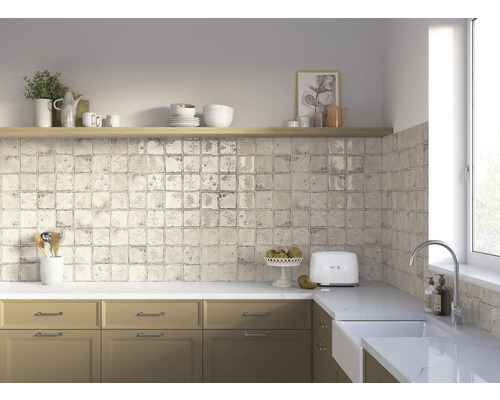 Scène de cuisine avec meubles de cuisine, évier, carrelage et décorations sur une étagère