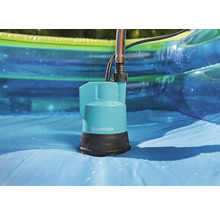 Gardena Schmutzwasser-Tauchpumpe in einem Pool zum Abpumpen von Wasser.
