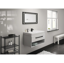 Salle de bain moderne avec lavabo, miroir et étagère