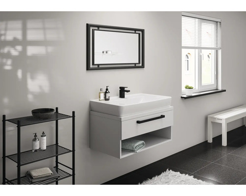 Modernes Badezimmer mit Waschbecken, Spiegel und Regal