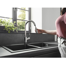Robinet d''évier avec douchette extractible dans une cuisine moderne