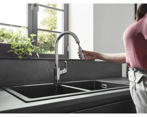 Robinet d''évier avec douchette extractible dans une cuisine moderne