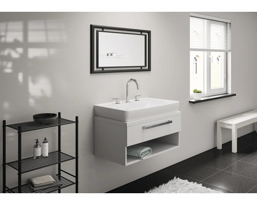 Badezimmerinterieur mit Waschbecken, Spiegel und Regal