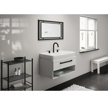Badezimmer mit Waschbecken, Spiegel, Regal und Fenster