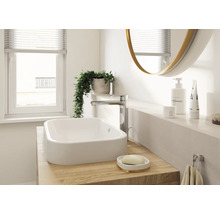 Salle de bain moderne avec vasque à poser, robinetterie, miroir et fenêtre