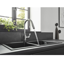 Évier de cuisine avec robinet et eau courante dans une cuisine lumineuse