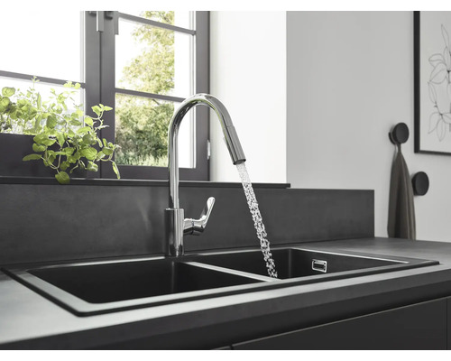 Évier de cuisine avec robinet et eau courante dans une cuisine lumineuse