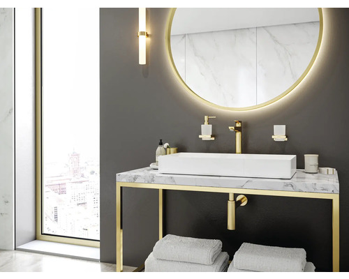 Modernes Badezimmer mit Waschbecken, Spiegel und Handtüchern