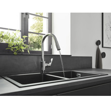 Évier double avec robinet dans une cuisine moderne