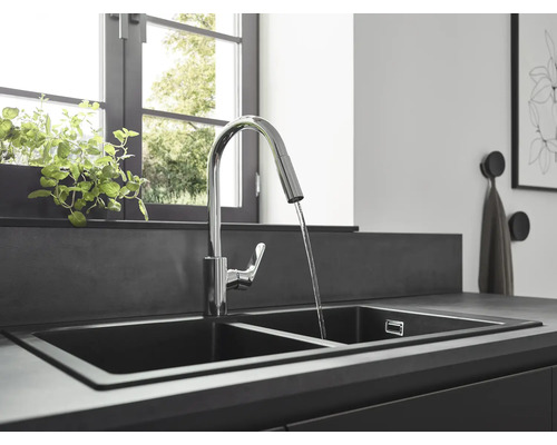 Évier double avec robinet dans une cuisine moderne