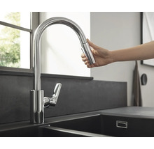 Robinet de cuisine avec douchette extractible sur un évier