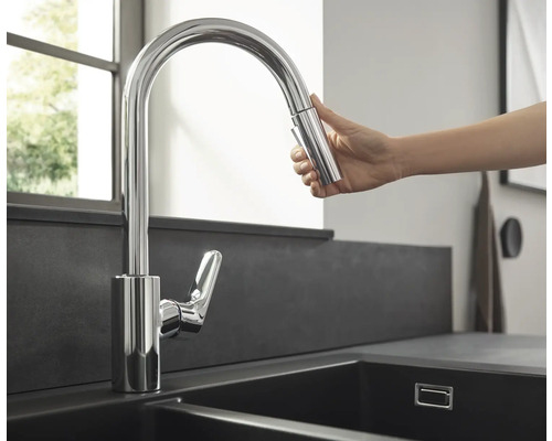 Robinet de cuisine avec douchette extractible sur un évier