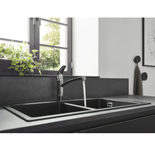 Évier avec deux bacs et robinet dans une cuisine au design moderne.