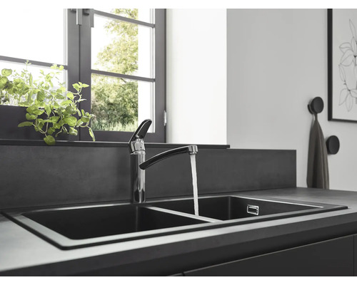 Évier avec deux bacs et robinet dans une cuisine au design moderne.