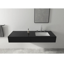 Modernes Badezimmer mit schwarzem Waschtisch, Aufsatzwaschbecken, Armatur und Spiegel