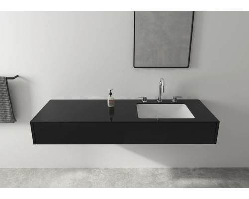 Modernes Badezimmer mit schwarzem Waschtisch, Aufsatzwaschbecken, Armatur und Spiegel