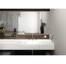 Modernes Badezimmer mit Waschtisch, Spiegel, Armatur und Zubehör.