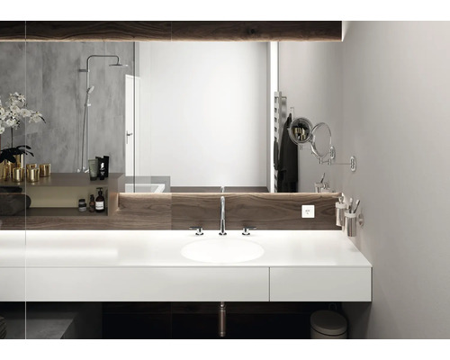 Modernes Badezimmer mit Waschtisch, Spiegel, Armatur und Zubehör.