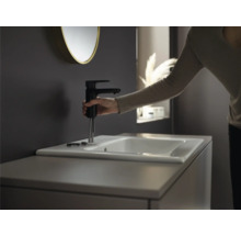Installation d''un robinet de lavabo noir dans la salle de bain