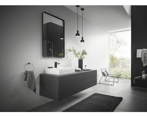 Modernes Badezimmer mit Waschtisch, Spiegel, Beleuchtung und Dekoration