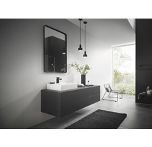 Salle de bain moderne avec lavabo, miroir et éclairage
