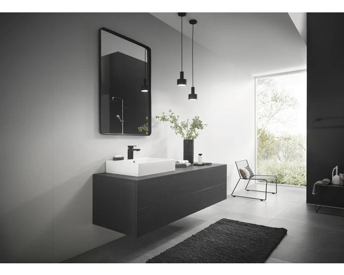 Modernes Badezimmer mit Waschtisch, Spiegel und Beleuchtung