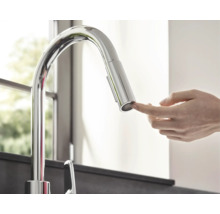 Robinet de cuisine avec douchette extractible et doigt sur la douchette