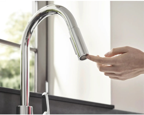 Robinet de cuisine avec douchette extractible et doigt sur la douchette