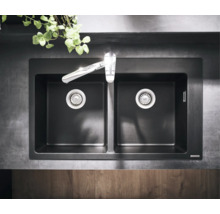 Évier double avec robinet dans une cuisine moderne