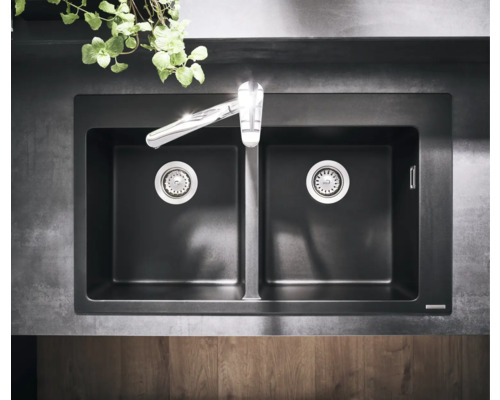 Évier double avec robinet dans une cuisine moderne