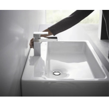 Lavabo rectangulaire avec robinet et main