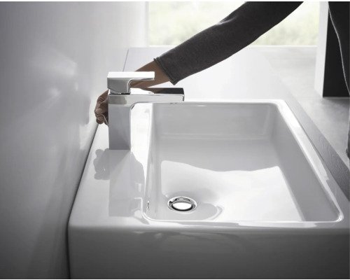 Rechteckiges Waschbecken mit Armatur und Hand