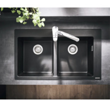 Évier double noir avec robinet sur un comptoir de cuisine