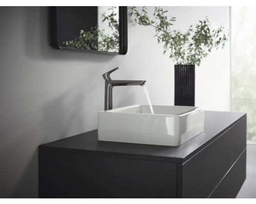 Waschtisch mit Aufsatzwaschbecken, Armatur und Spiegel in einem Badezimmer