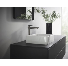 Modernes Badezimmer mit Aufsatzwaschbecken, Armatur, Spiegel und Unterschrank