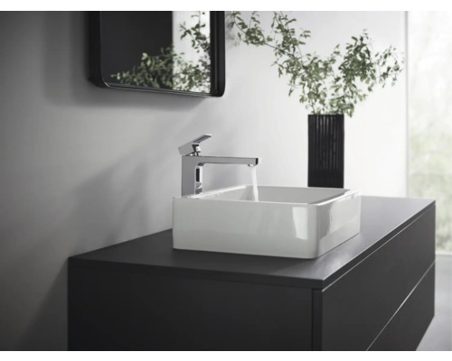 Modernes Badezimmer mit Waschbecken, Armatur und Unterschrank