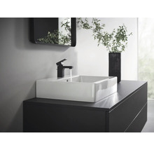 Intérieur de salle de bains moderne avec lavabo, robinet et miroir