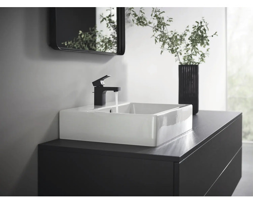 Modernes Badezimmer-Interieur mit Waschbecken, Armatur und Spiegel